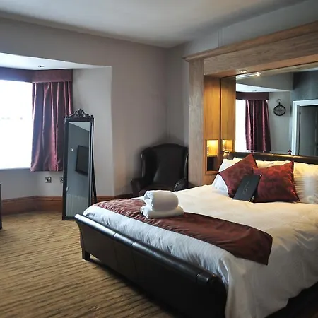 מלון The Warwick Arms 4*