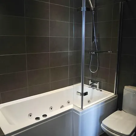The Warwick Arms 4*