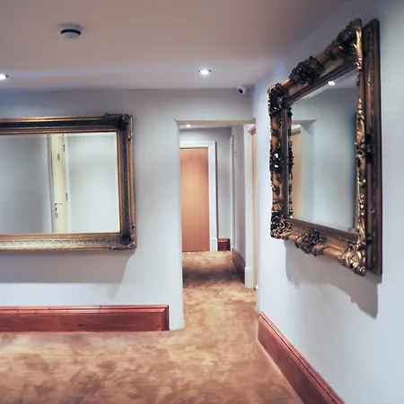 The Warwick Arms 4*
