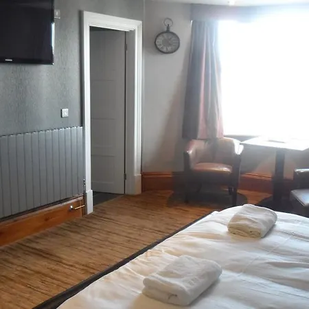 מלון The Warwick Arms 4*