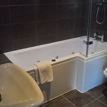 The Warwick Arms 4*