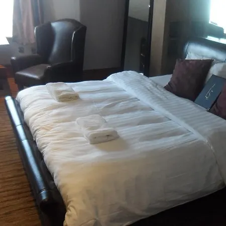 מלון The Warwick Arms 4*