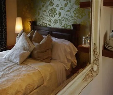 The Warwick Arms 4*