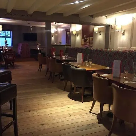 מלון The Warwick Arms 4*