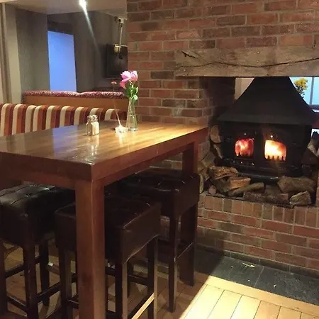 מלון The Warwick Arms 4*