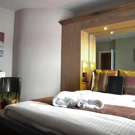 The Warwick Arms Hotel Chew Magna